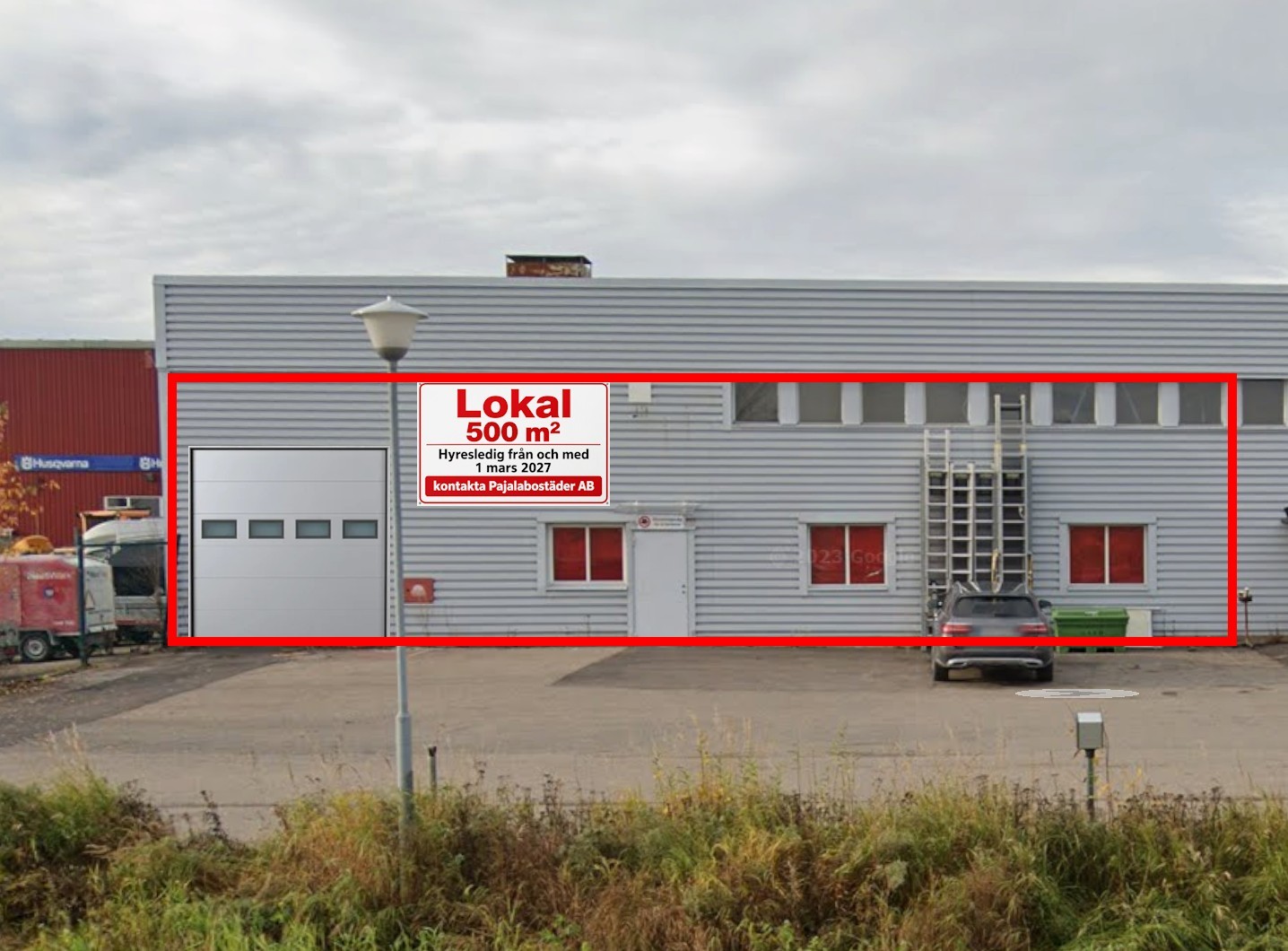 Bild föreställande Teknikhuset i Pajala, med en skylt Lokal 500 m2 hyresledig från 1 mars 2027