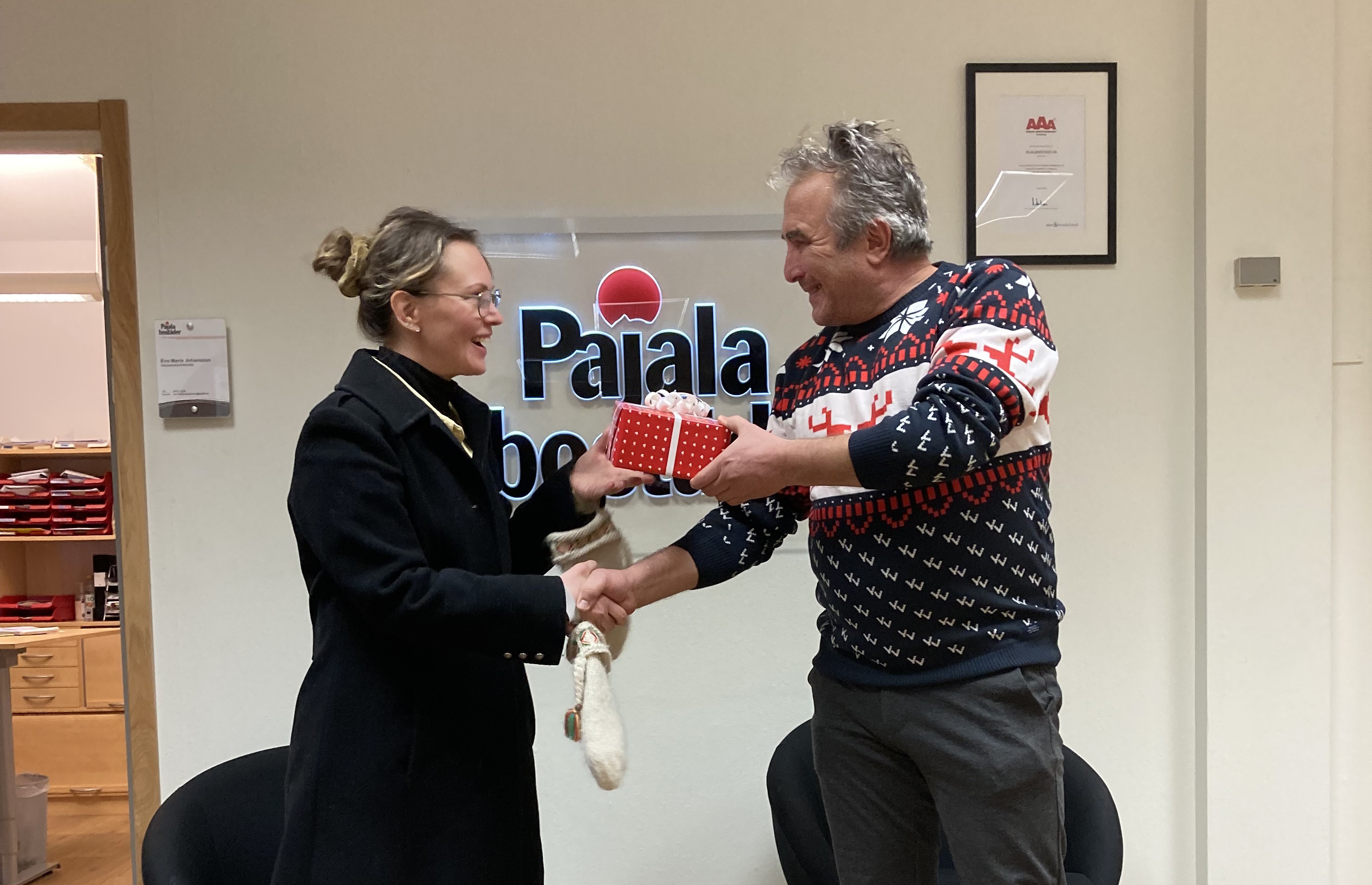 Räcker över julklapp