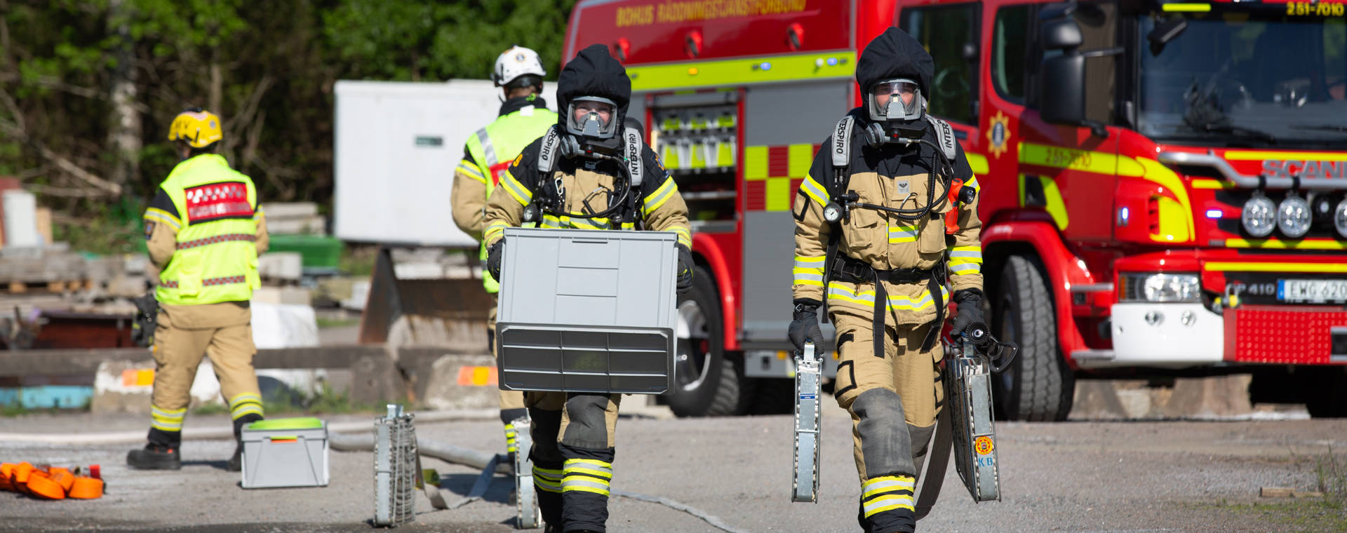 Olika personer ur räddningstjänsten med mask på