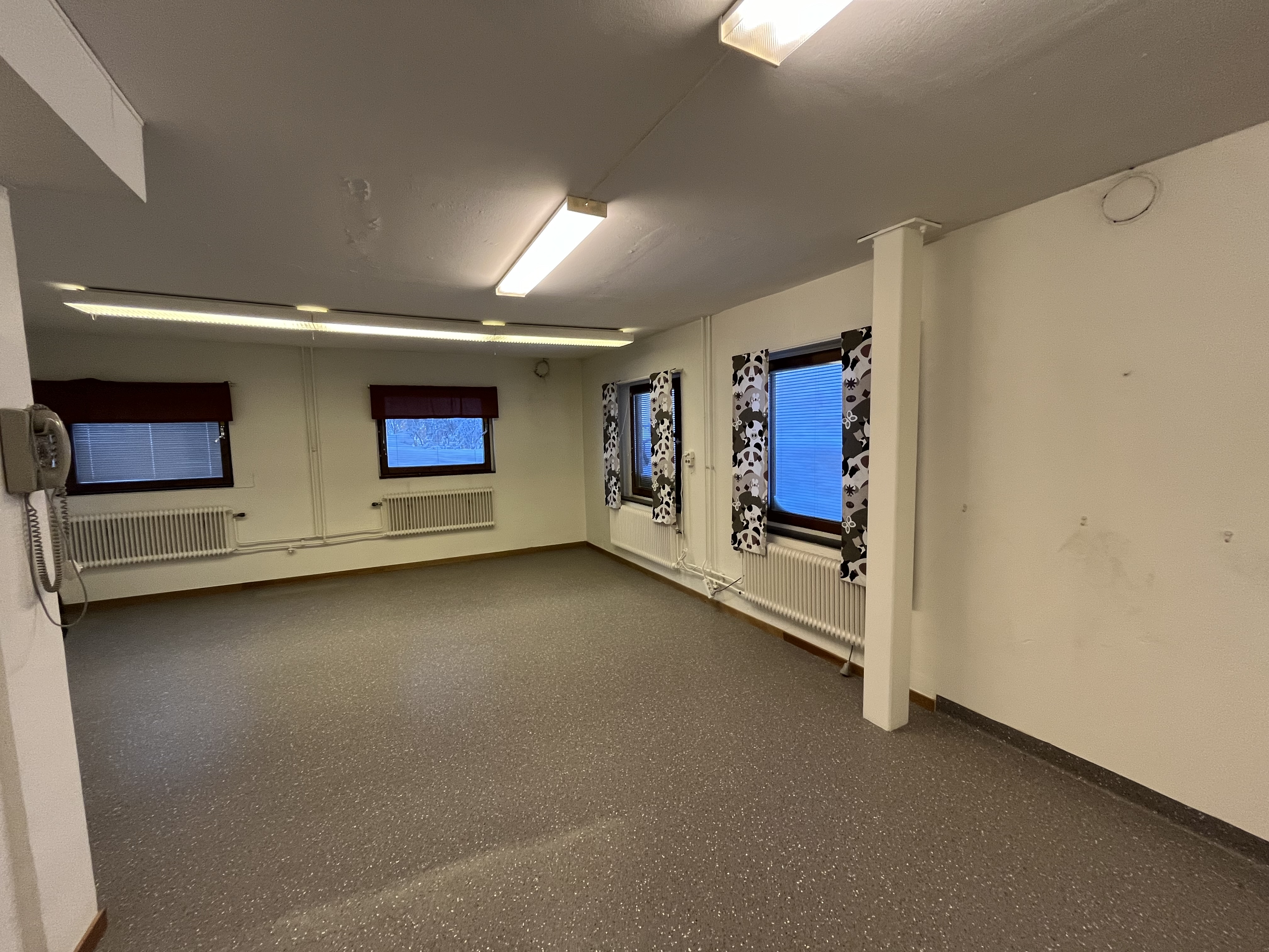 Tom lokal med fönster